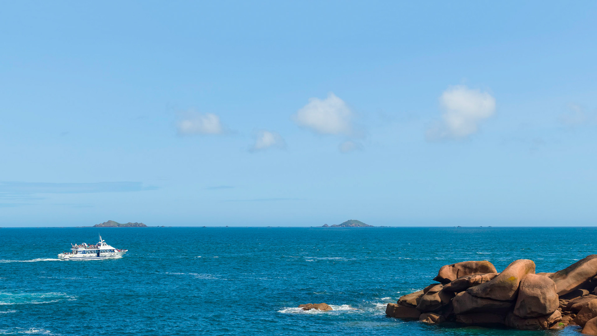 If you do not fancy the speedbaots, you can always take a more comfortable option to enjoy the sea and the sights of the islands and the Breton pink granite coastline.