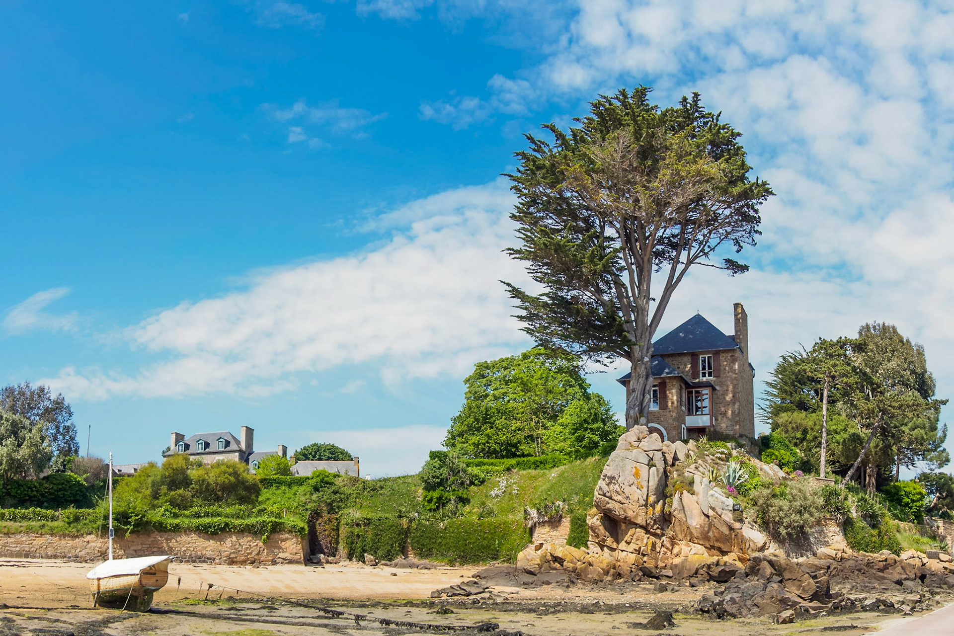 HDR rendering at the embarking area south side at Ile de Bréhat, Bretagne.