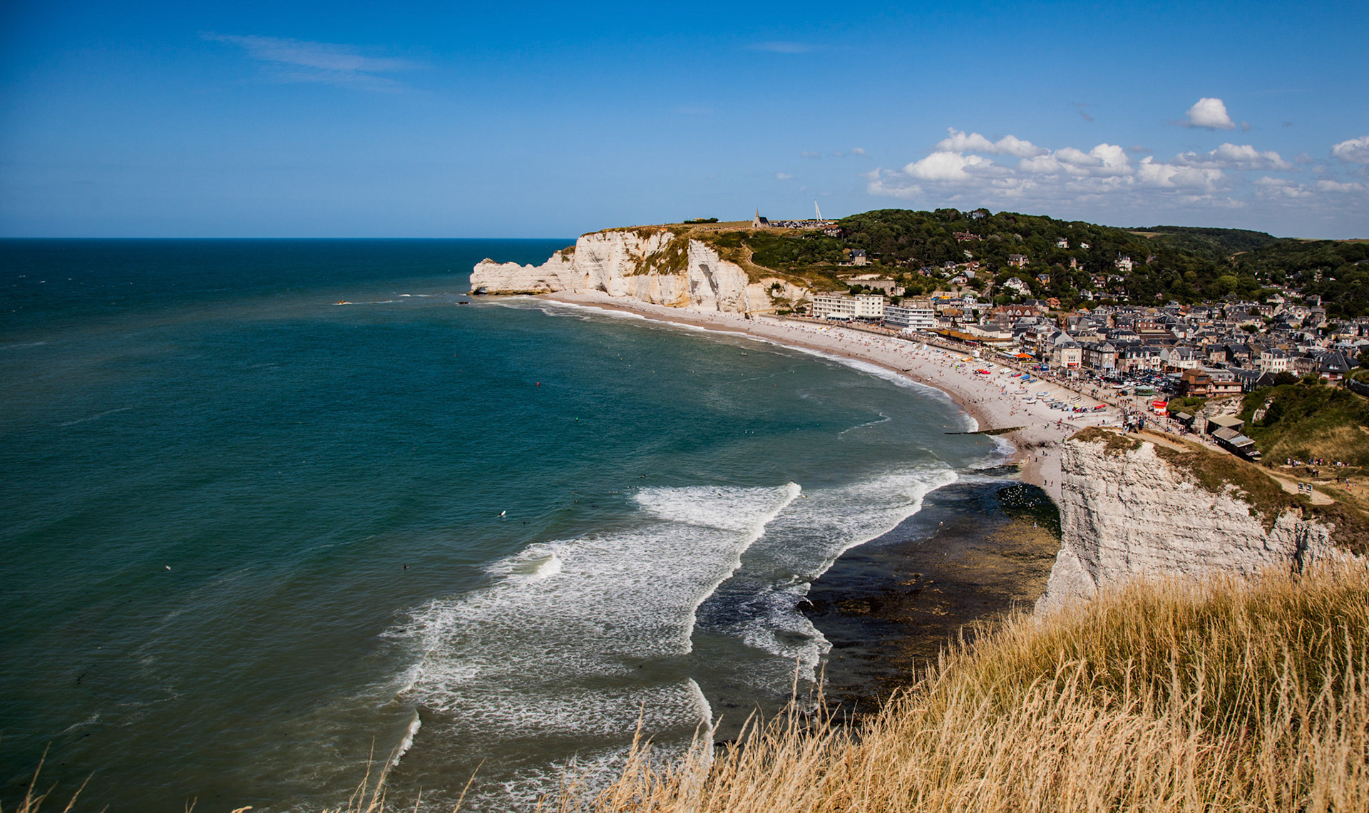 La baie et la falaise d'amont