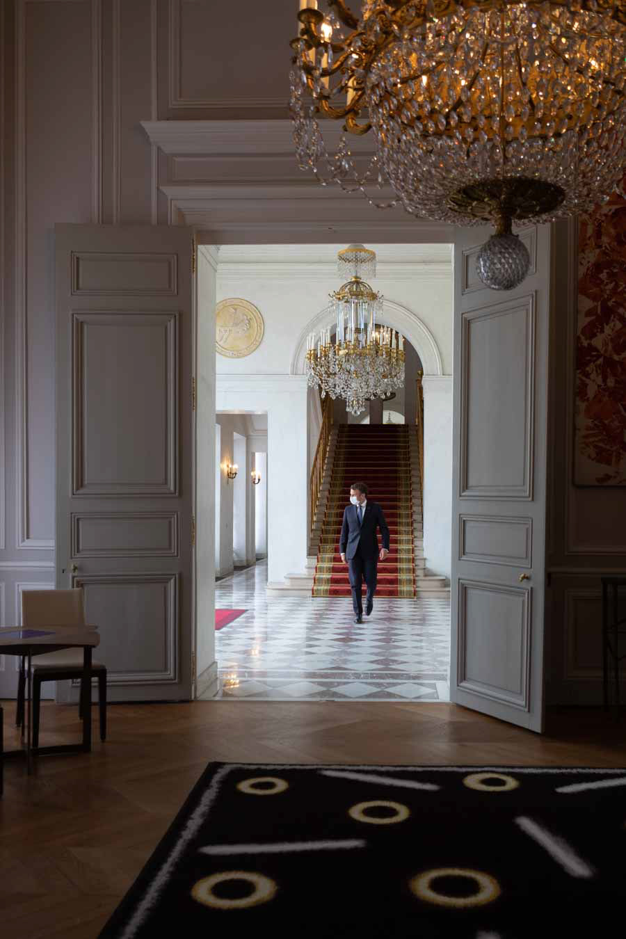 2021-06-07, Arrivée d'Emmanuel Macron dans le vestibule de l'Élysée
