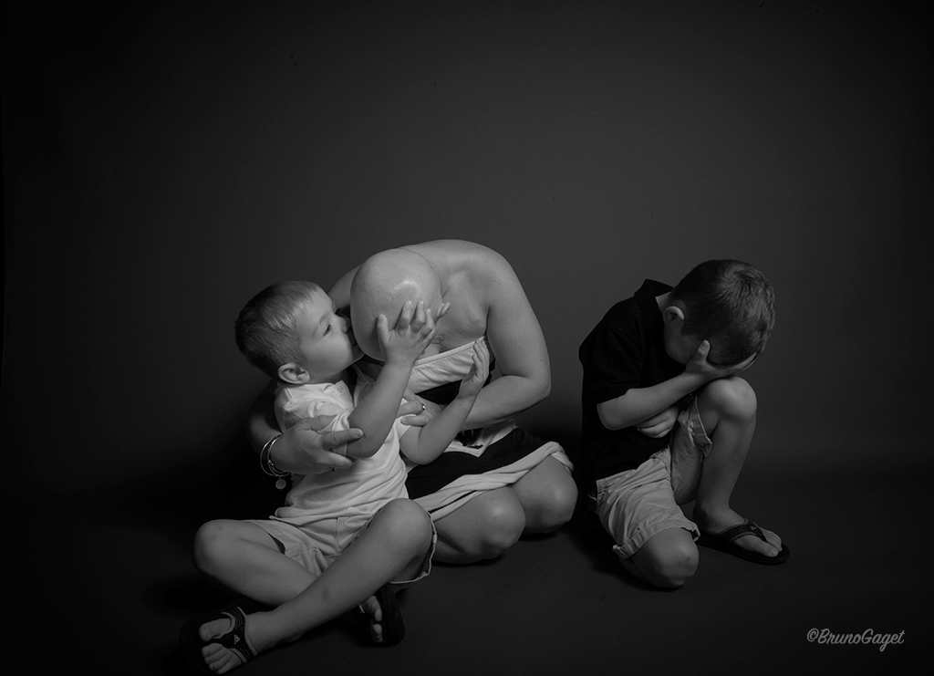 alt=“breast cancer patient and mother with her two young sons Portraits of Beauty Breast Cancer Survivors portrait photography by Bruno Gaget"
