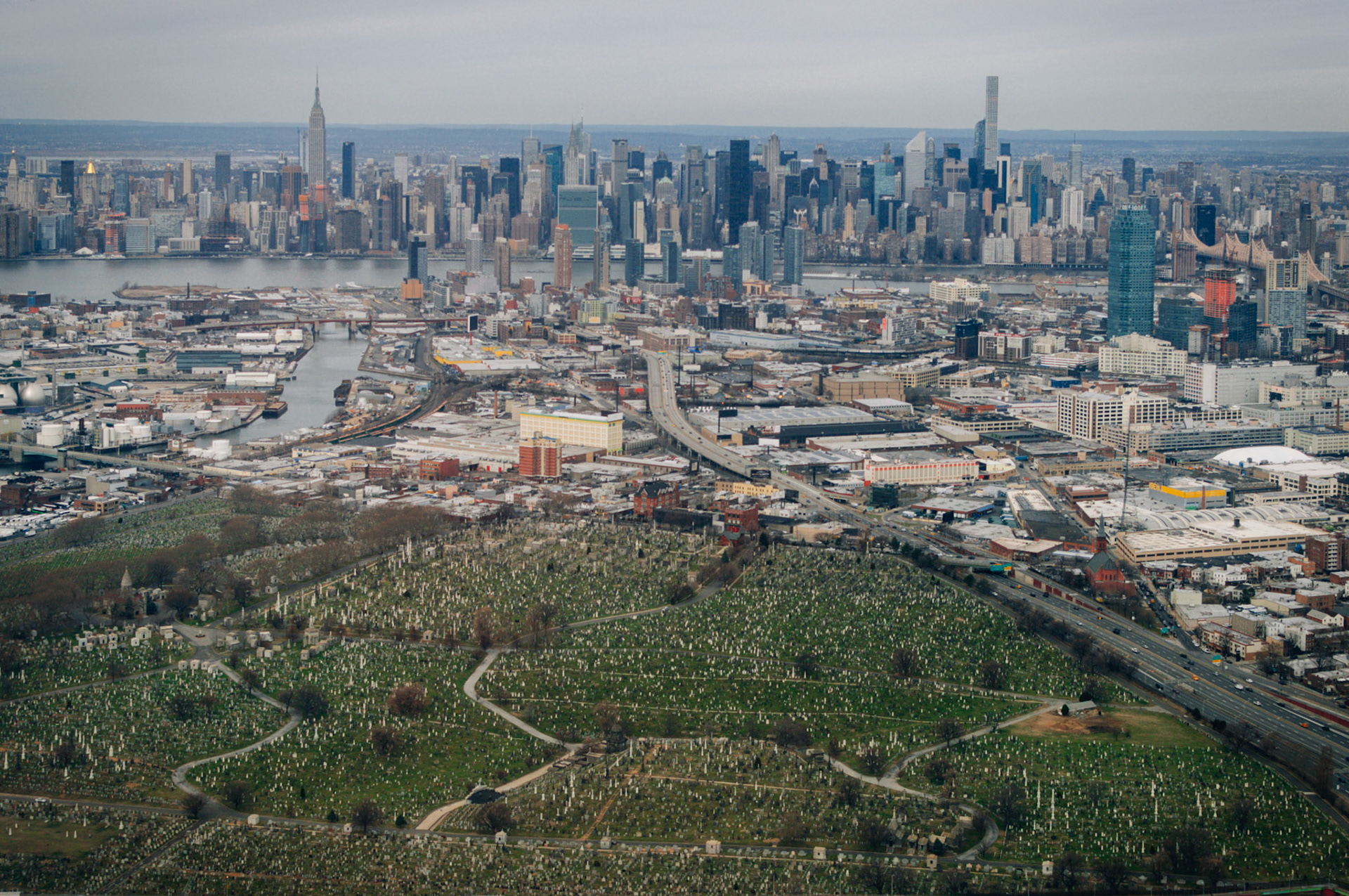 My plane is about to land at LaGuardia and we have a great view of Midtown Manhattan and Queens below.  The green area is no golf course, its a large cemetary.