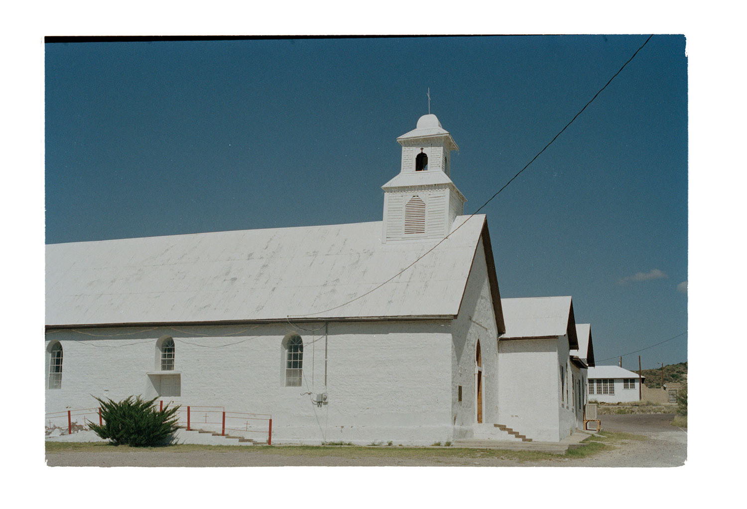 Photographie argentique d'une église blanche au Parc National Big Bend au Texas